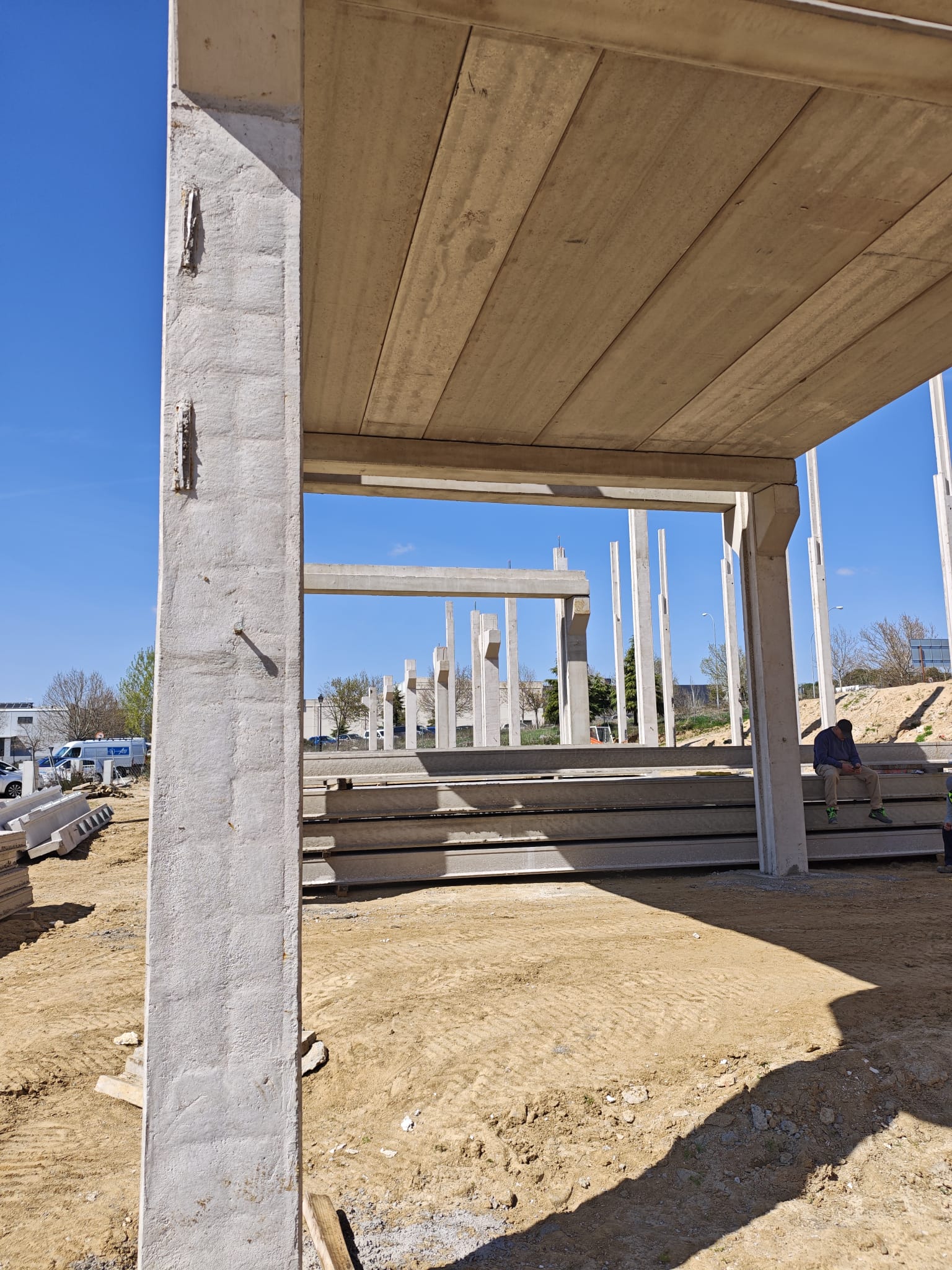 Acopio de materiales y pilares estructurales izados
